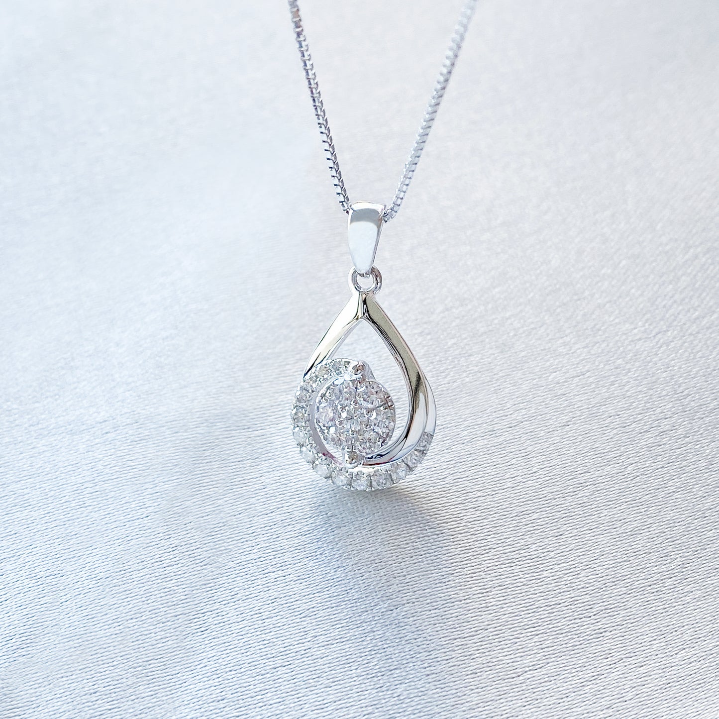 Diamond Swirl Pendant in 18K White Gold #399